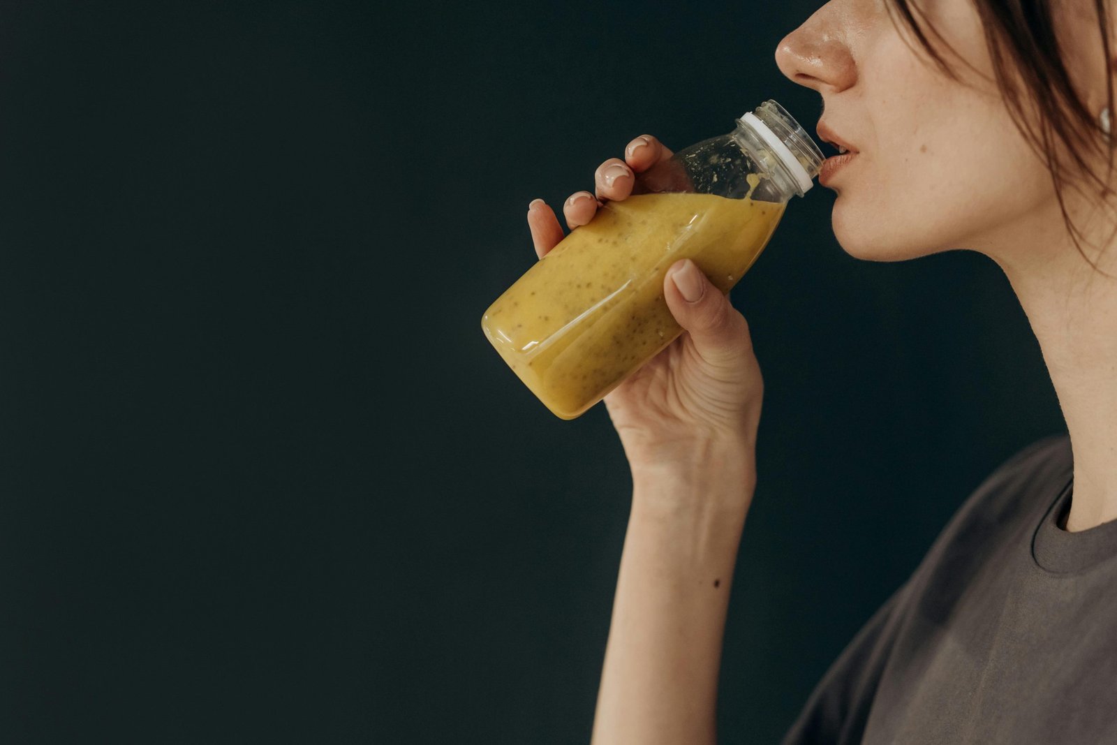Maklon minuman nutrisi Pexels Mikhail Nilov 6740778 Scaled