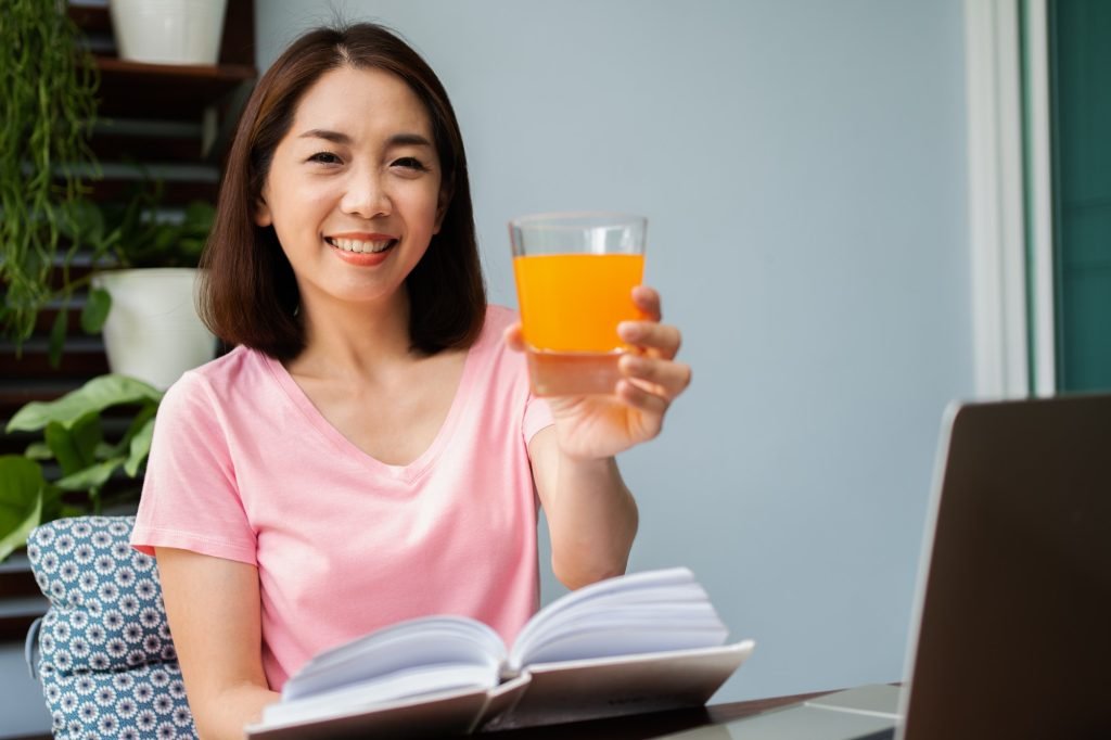 Kenapa Minuman Kolagen Begitu Populer? Ini Jawaban yang Jarang Dibahas. Minuman Kolagen: Bukan Sekadar Tren, Tapi Industri yang Meledak