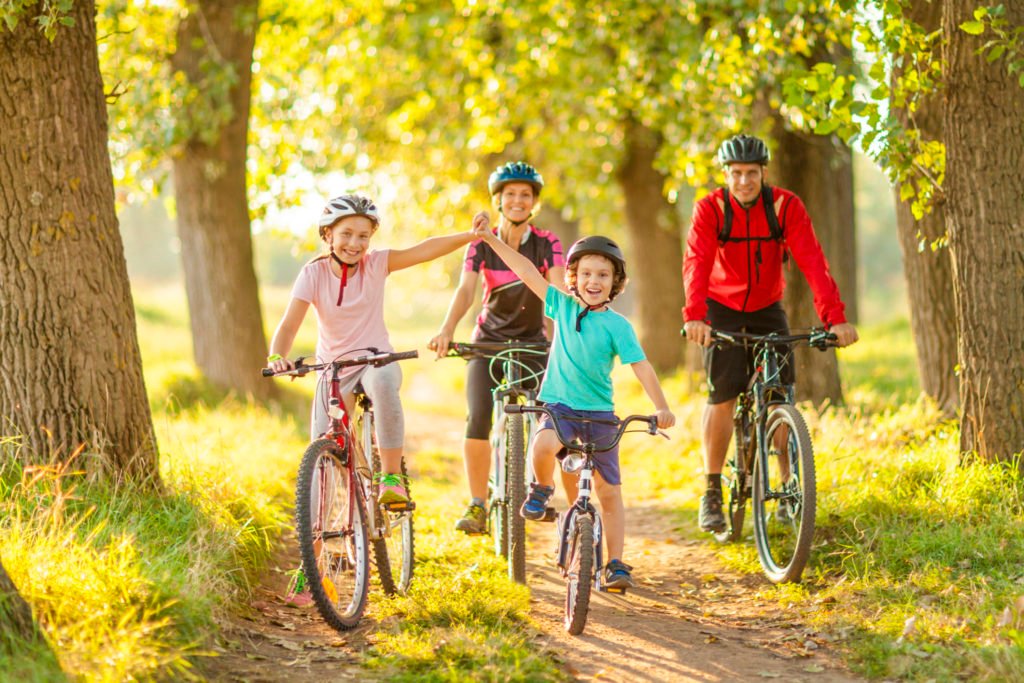Minuman Energy Booster Terbaik: Tingkatkan Fokus & Stamina happy family cycling in the countryside